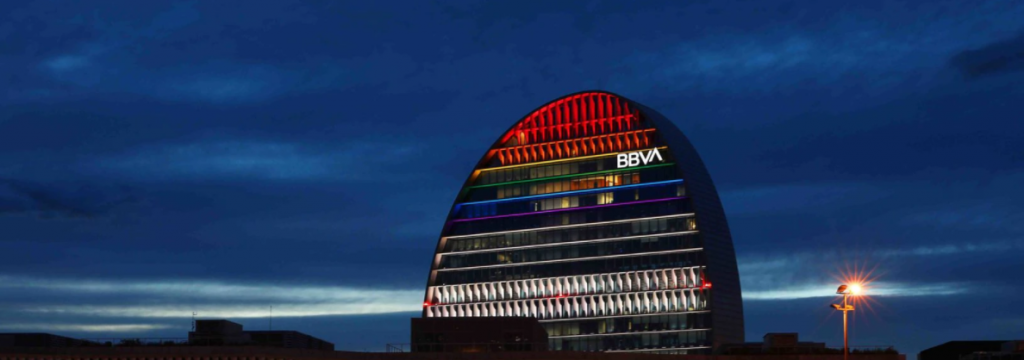 La sede del BBVA se iluminó con los colores del arcoíris el Día Internacional del Orgullo